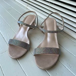 Stretch strap low-heel sandal